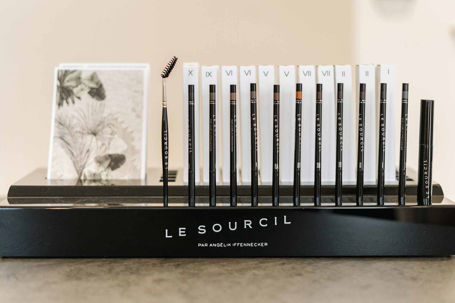Display Le Sourcil par Angélik Iffennecker